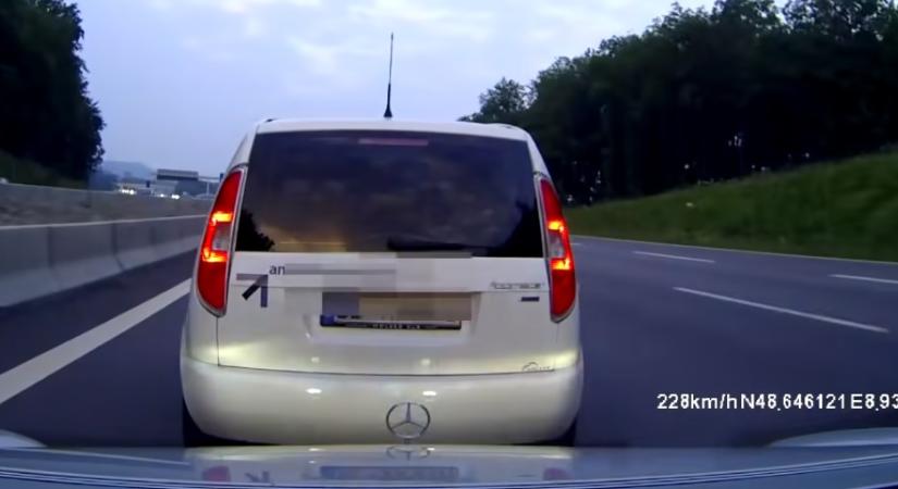 240-nel ment a német autópályán, amikor elé gurult egy Škoda