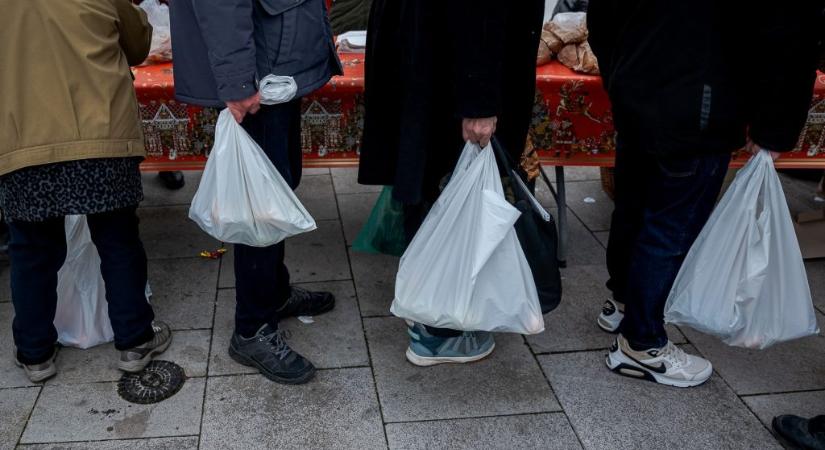 Két hét alatt két és fél millió forintot adományoztak a nyugdíjasok Iványiék egyesületének