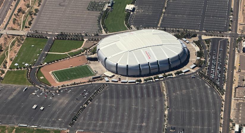 A hatvanezres arizonai State Farm stadionban lesz Charlie Kirk gyászszertartása