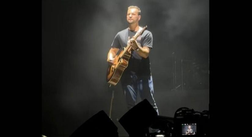 Történelmi pillanat: Kapu Tibor sztárzenekar mellé állt be gitározni (VIDEÓ)