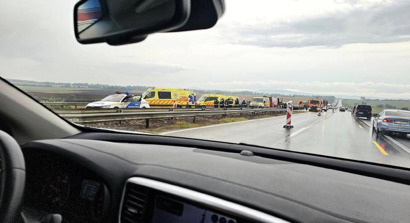 Óriási baleset, egy halálos áldozat az M1-es autópályán