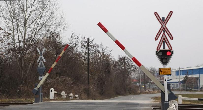 Vasúti átjárónál történt baleset Hajdúböszörménynél, a mentőket is riasztották!