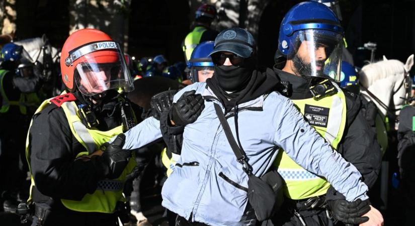 150 ezren vonultak fel a szélsőjobbos Tommy Robinson londoni tüntetésén, 26 rendőr sérült meg