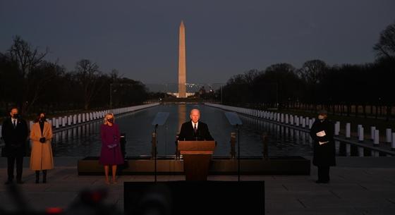 Beiktatása előtt a járvány 400 ezer amerikai halottjára emlékezett Biden