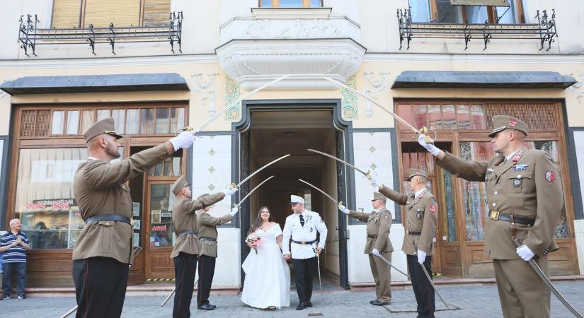 Kivont kardokkal köszöntötték a friss házasokat Nyíregyházán