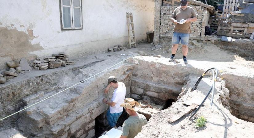 Szenzációs felfedezés: építkezés közben bukkantak rá a 450 éves fürdőre!