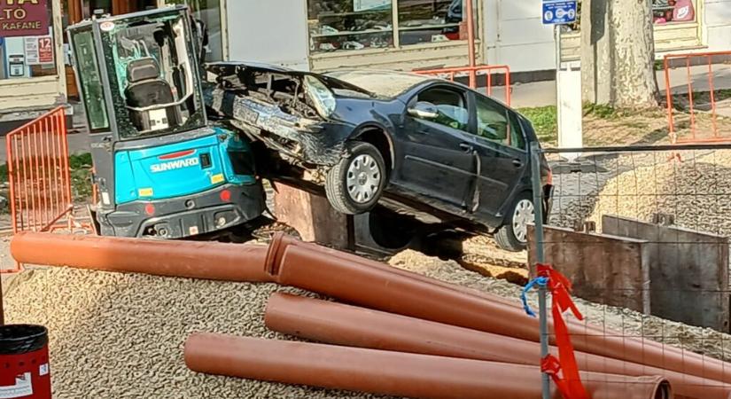 A kiásott csatornaárokba hajtott a város központjában egy autó