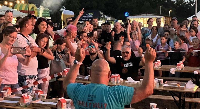 A bajnok elárulta, hogyan élte túl a brutális chiliversenyt: a világ legerősebb paprikája is az asztalra került – videóval