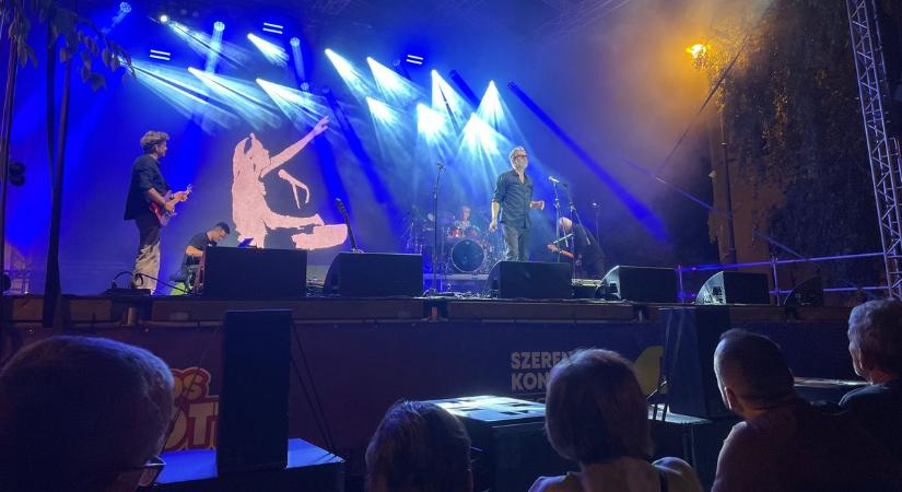 Felcsendültek a legendás dalok, Balázs Fecó emléke előtt tisztelgett a Korál – fotók, videó