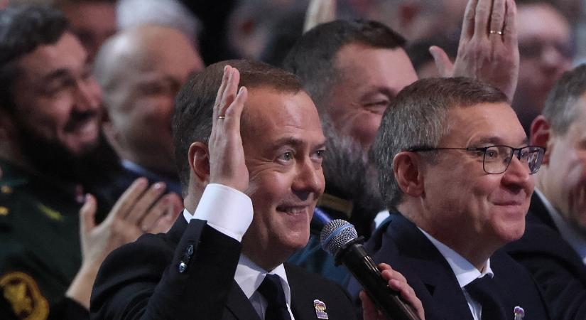 Ünnepelt a volt orosz elnök, kitüntette őt Putyin és Kirill