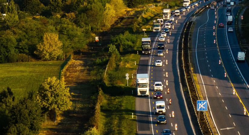 Triplázás és tartalékbuszok: a MÁV is készül az M1-esen várható óriás-dugókra
