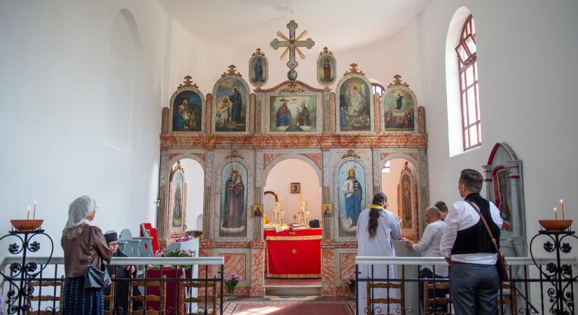 Soltész Miklós brüsszeli őrületetről beszélt egy szerb templomavatón