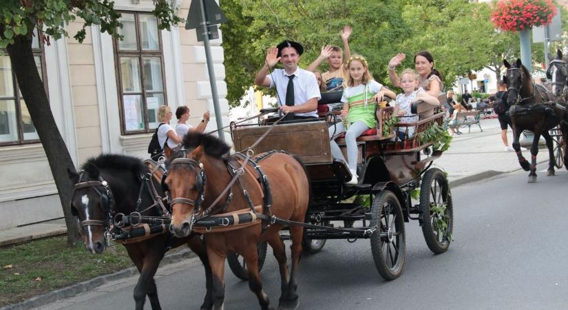 Sárvári szüret: lóháton, dottón, hintón, motorral, autóval, gyalog a Posta tértől a Vadkert Majorig - fotók