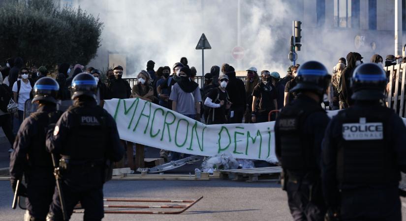 Azonnal meghátrált az új francia kormány
