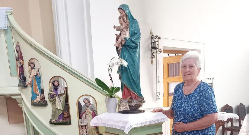 A pápa is áldását adta rá: 90 éves lett a Szent György-templom örök sekrestyése, Mariska néni