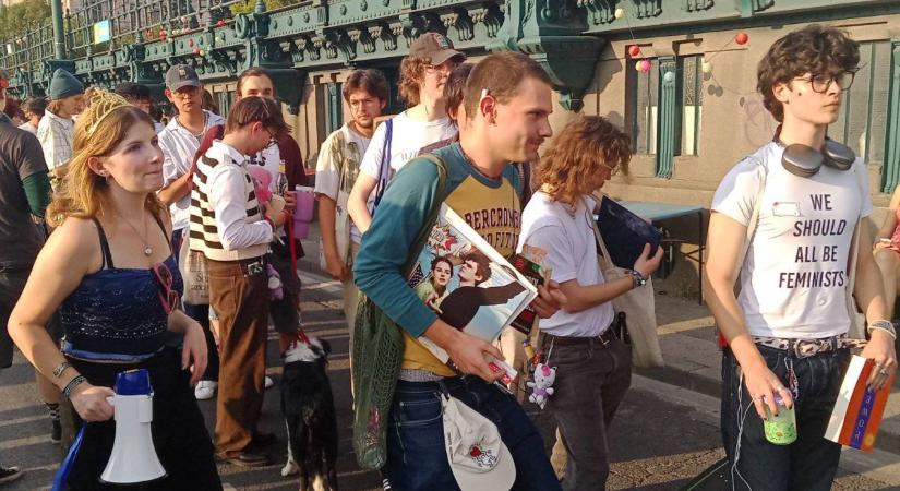 Polgárpukkasztó férfiatlanság-vetélkedő, ahol a legfontosabb kérdés az volt: ki kötteti el magát hamarabb?