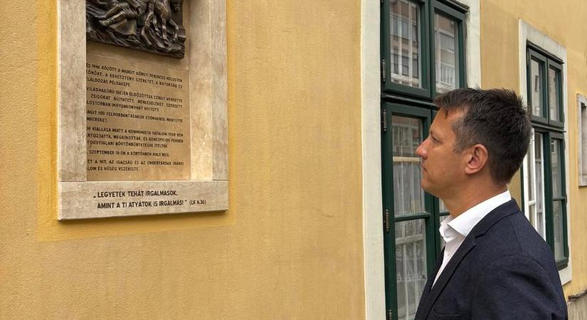 Emléktáblát avattak a vértanúhalált halt Kriszten Rafael ferences atya tiszteletére