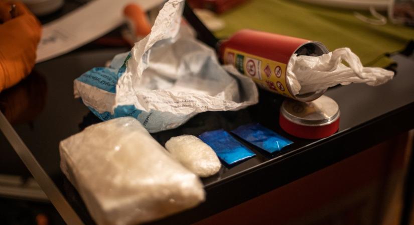 Mamit alig engedték ki a börtönből, máris újra drogot terített
