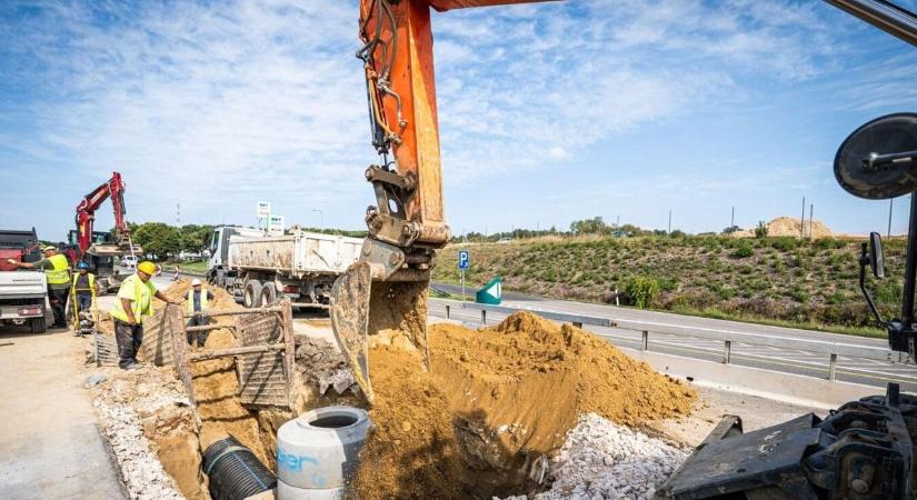 A szembesávba is jöhet majd autó az M1-esen - videó