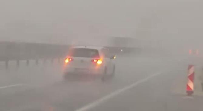 Felhőszakadás tüntette el az M44-es autóutat