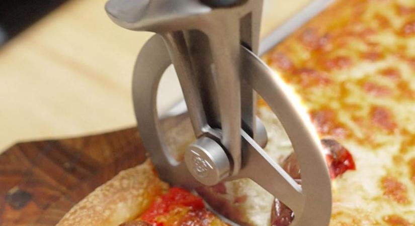Brutális egy pizzavágó – A nap képe