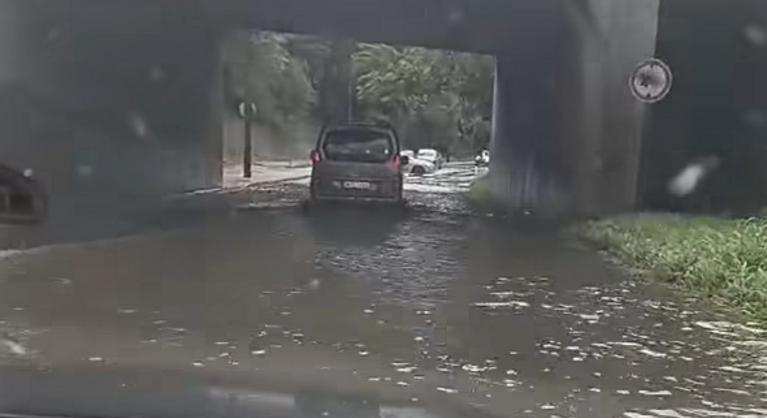 Lecsapott a vihar, víz alá kerültek Dunaújváros utcái