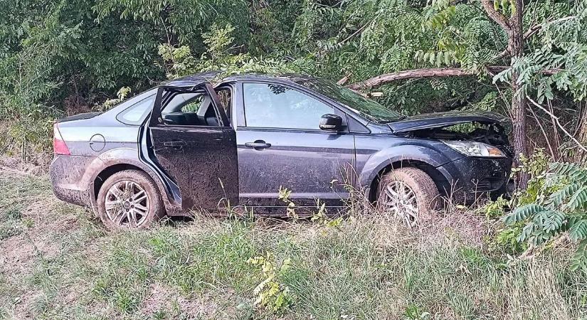 Két autó karambolozott a 65-ösön, Tevelnél (képekkel)