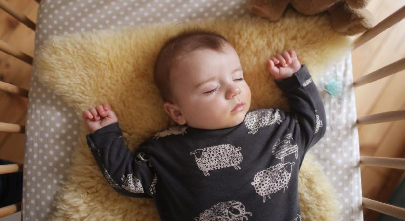 A babák alvási pózai: mit jelent, ha mindig ugyanúgy alszik?