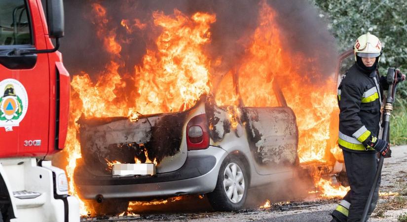 Fotókon a lángoló autó: rutin vezetésből lett rémálom