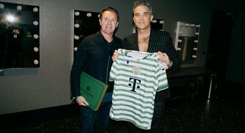 Robbie Williams Fradi-mezzel pózolt – Robbie Keane-től kapta személyesen (FOTÓ)