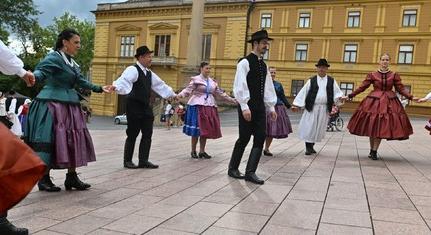 Így táncolták körbe a Székesegyházat