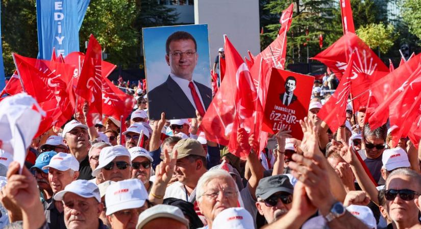 Több tízezren tiltakoztak Törökországban az ellenzéki párt ellehetetlenítése miatt