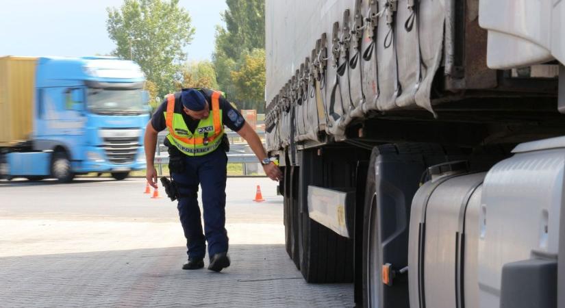 Több autó is szalagkorlátnak ütközött az M3-ason