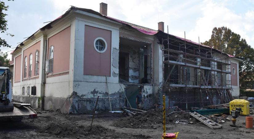 Előre nem látható műszaki problémákra bukkantak a régi ikonikus épület bontása során