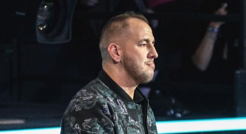 Betelt a pohár, Curtis dühösen üzent a pofon után