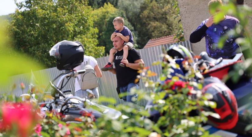 Nem hittük volna, hogy a csapadékvíz-elvezetőből falunapi sztár lesz