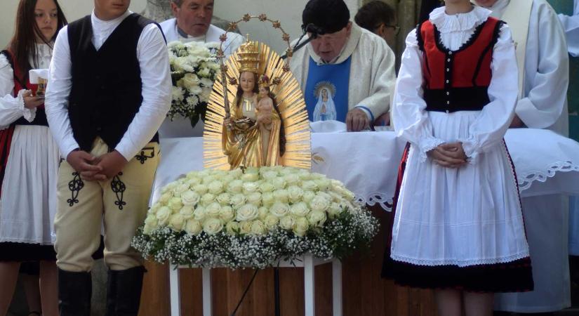 Ünnep Torján: Mária-búcsút tartottak a templomkertben