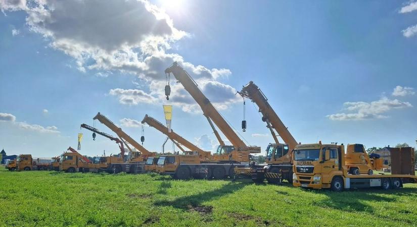 Lélegzetelállító! Daruról lógó kötélen mutatványozott a légtornász a borsodi kisvárosban