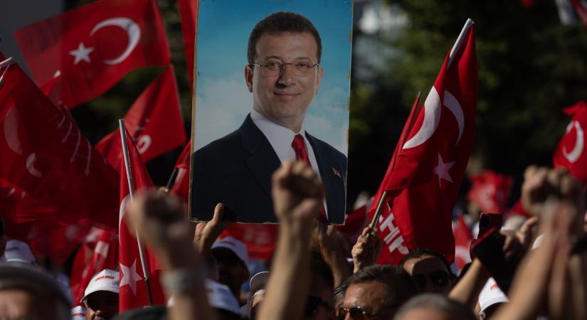Több tízezren vonultak Ankara utcáira: politikai puccsot, koholt vádakat emlegetnek