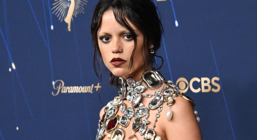Jenna Ortega szinte meztelenül – óriási drágakövek takarták csak a melleit az Emmy vörös szőnyegén