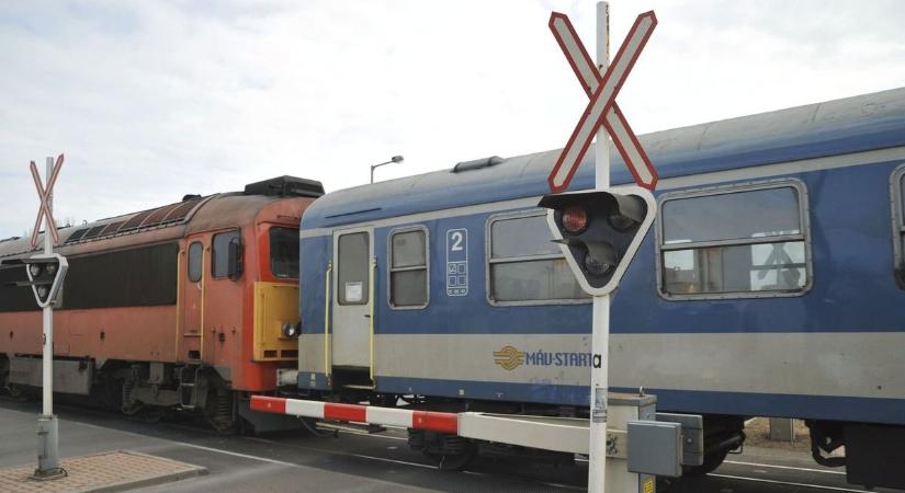 Balesetek Hajdú-Biharban: törött autók mindenfelé, több embert a mentők vittek el!