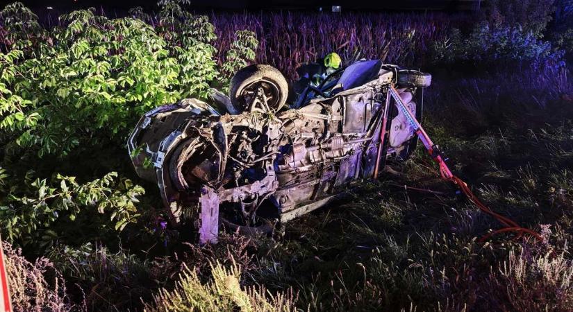 Halálos baleset a 8-as főúton! Autó és kamion ütközött - fotó
