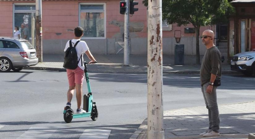 Párosával száguldoznak az elektromos rolleren – hol a rendőrség?