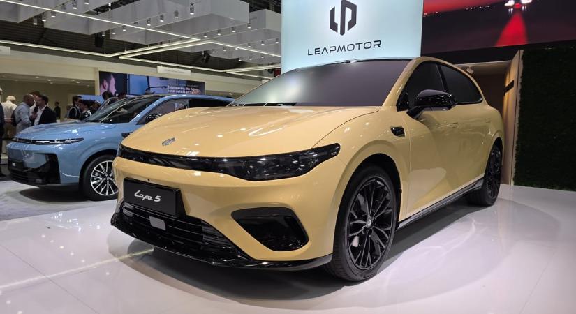 A 8-as Golfra hajaz a legfrissebb kínai autó, megnéztük a Leapmotor újdonságát