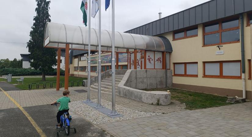 Új a csarnok teteje Bükön - Iskolakezdésre készült el
