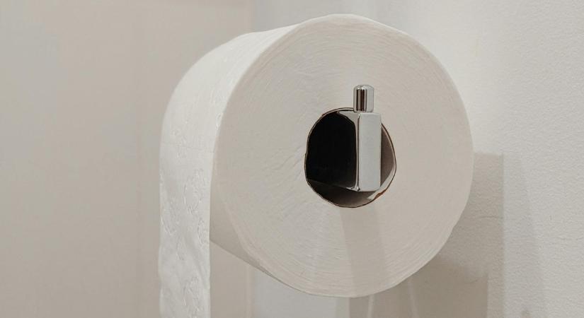 Ez már mindennek a teteje: játszótereket csinál össze a kazincbarcikai fosófantom