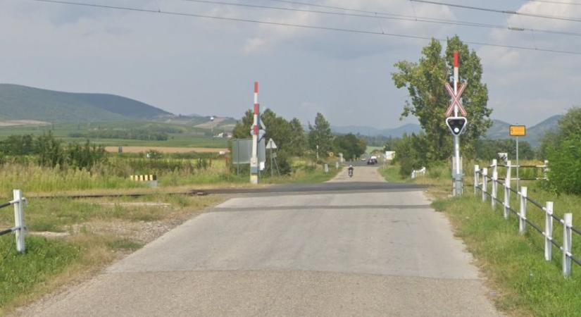 Vonattal ütközött egy autó Vámosújfalunál