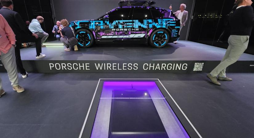 Kábel nélkül kényelmesen tölthető villanyautó: mutatjuk a legújabb Porschét