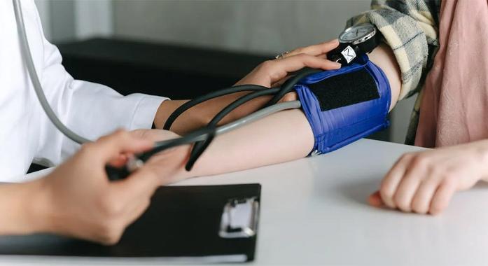 11 mindennapi szokás, ami csendben megemelheti a vérnyomásodat