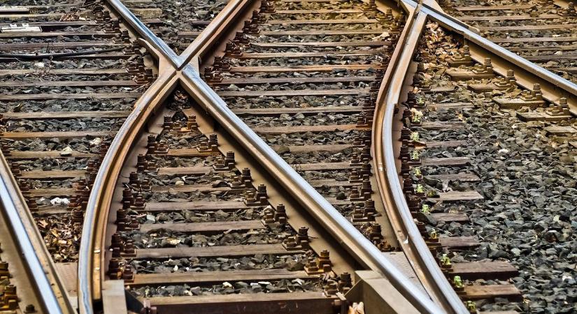 Súlyos vonatbaleset történt Vámosújfaluban, óriási a káosz